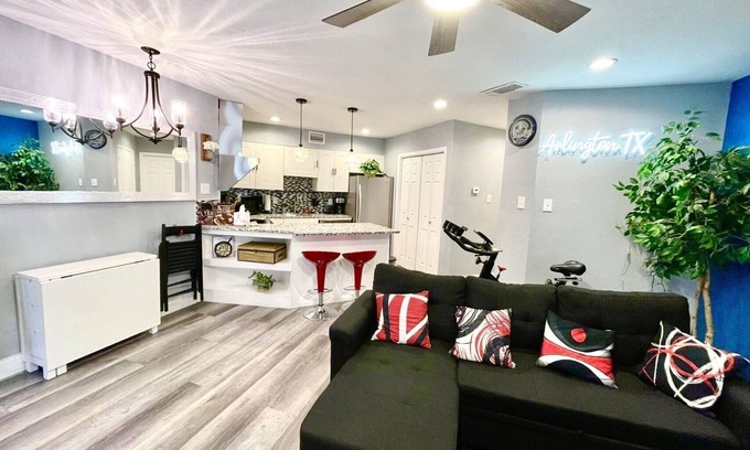 West Arlington Condo | 2Bd/2Ba condo 2mi to AT&T Stadium, 6Flags, TX Rangers