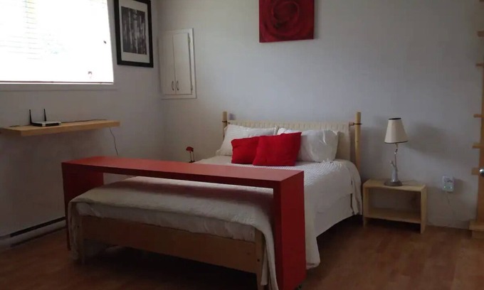 Aylmer Apartment | 2BD Condo with Piano near National Park