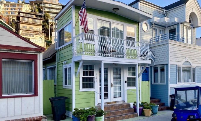 Avalon House | 2BD Home, 1/2 Block to the Beach, A/C, Pet Friendly, WIFI. - 124 Claressa Ave