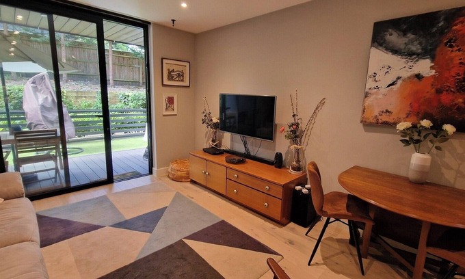 Croham Apartment | 2BD South Croydon Haven: Garden Serenity