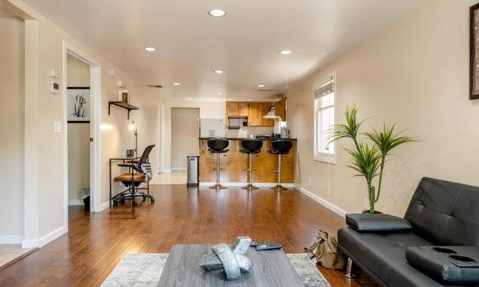 North Oak Park House | *2bdr Victorian Home away from Home - *Central Loc