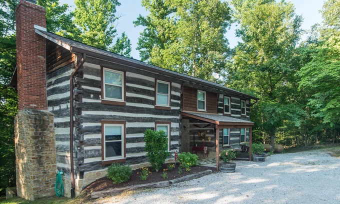 Gnaw Bone Cabin | 2BR, 2 BA log cabin