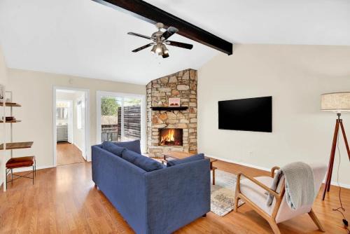 Zilker House | 2BR 2BA Cozy Bungalow with Backyard in Montclaire - Zilker Area
