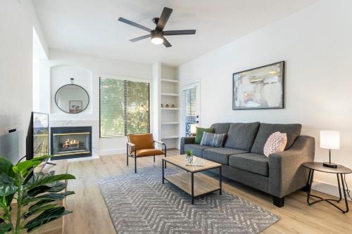 Kierland Apartment | 2BR CozySuites at Kierland Commons with pool #11