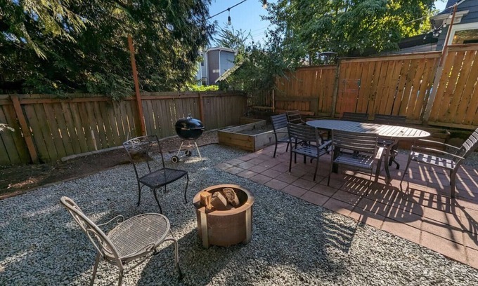 Phinney Ridge House | 2BR Craftsmen Greenlake Home + Backyard + Firepit