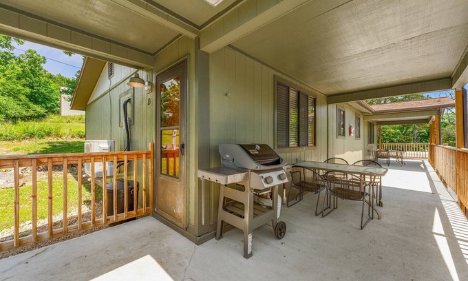 Kimberling City Cabin | 2BR Duplex Cabin w/Community Pool + Boat dock
