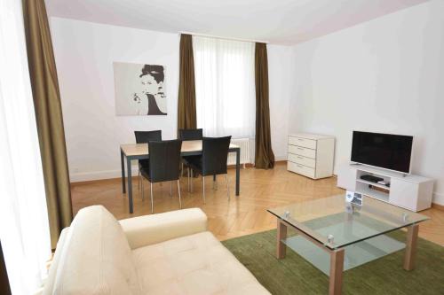 District 2 Apartment | 2BR flat near lake and central - Stardust 22
