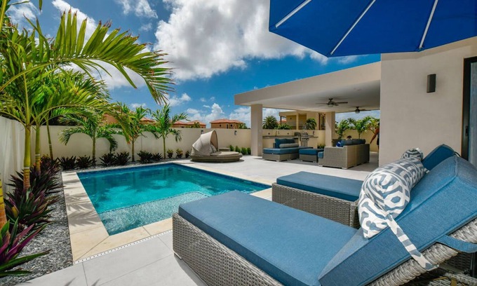Gold Coast House | 2BR Luxury Villa with PRIVATE POOL - 30% DISCOUNT