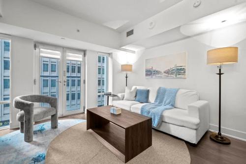 Bay Cloverhill Apartment | 2BR Modern Condo with City Skyline Views & Pool