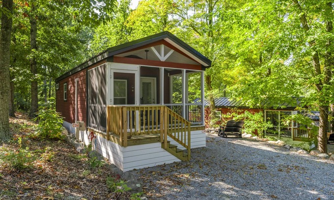 Singers Glen Cottage | 2BR Pet-Friendly Deluxe Cabin at Endless Caverns - Family Escapes at Endless Caverns Resort