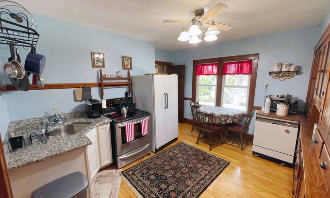 Sheboygan House | 2BR Spacious Upper, Overlooking Kiwanis Park, Close to Everything!