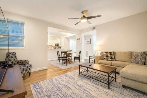 DeBaliviere Place Apartment | 2BR w King Bed Pool Steps to Forest Park CWE