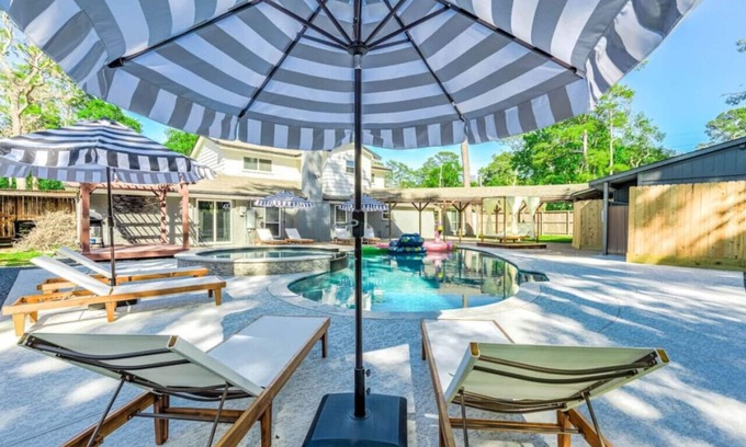 Cypress House | 2King Suites, HeatedPool, Arcade & Pickleball