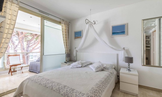 Mandelieu-la-Napoule Beach Apartment | 2PDM 2 rooms with wifi in a residence with swimming pool.