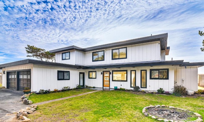 Warrenton House | 3-Acre Oceanfront Home Game Room and Fire Pit!