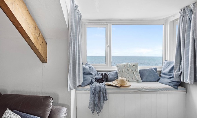 Torcross Apartment | 3 Bayview - a house that sleeps 6 guests in 3 bedrooms