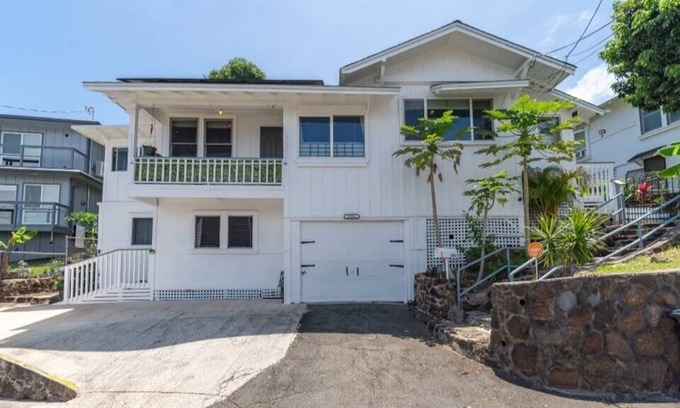 Liliha - Kapalama House | 3 bdrm/2 bth family stay: ocean view, in town, etc