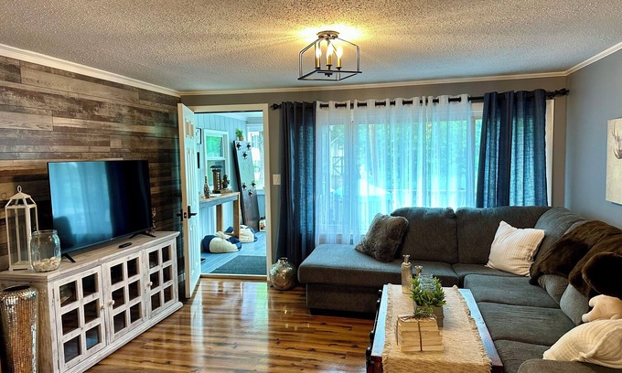 Conway House | 3 bed 2 bath house in Conway. Minutes to Conway center and outlets. Super cozy.