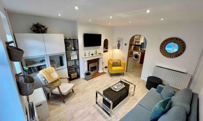 West Byfleet House | 3 Bed, 2 Bath House with parking & Garden, Brooklands Weybridge SW London
