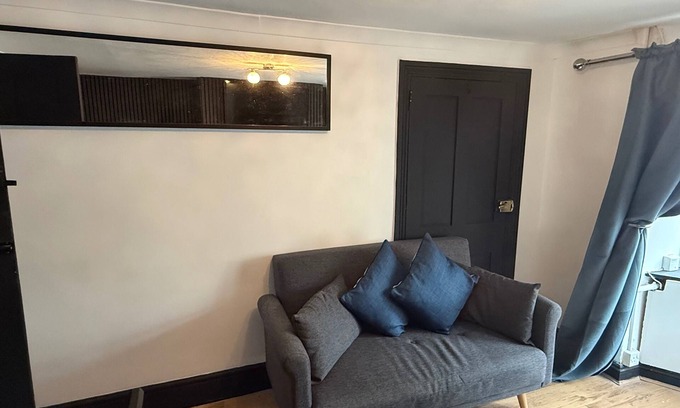 Bicester House | 3-bed Cherry Cottage - Walk to Bicester Village