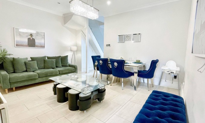 Loxford House | 3 bed home with Free parking & garden - Ilford