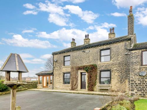 Halifax House | 3 Bed in Halifax 90209