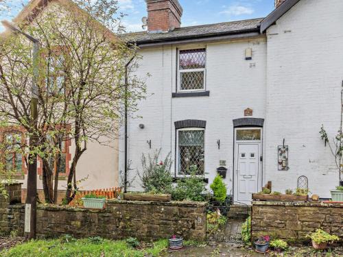 Ogden House | 3 Bed in Wilsden 93627