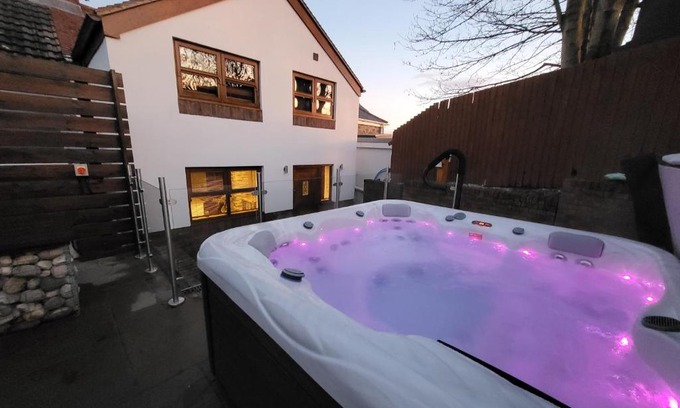 Sketty House | 3 Bed Luxury Cottage With Private Hot Tub