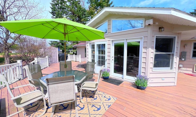 Petoskey House | 3-bed,Pet Friendly, Spacious, w/LargeDeck & Grill, Fire Pit & Attached Garage
