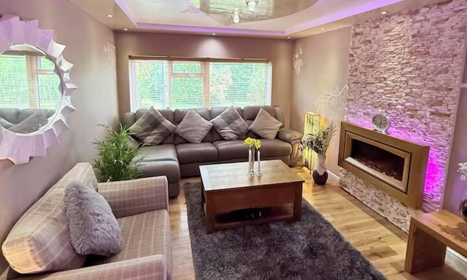 Tatenhill House | 3 Bed-Sleeps 6-Hot Tub-Pet Friendly-Parking