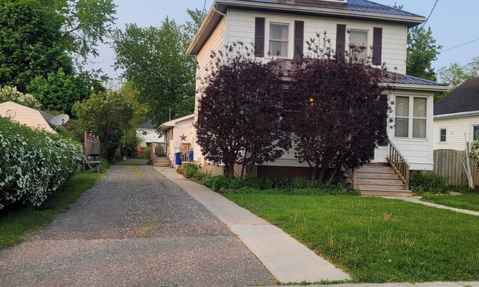 Chatham-Kent House | 3 bed Traditional Style peaceful house near Downtown Chatham