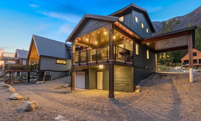 Sunshine Valley Cabin | 3 bedroom (10-12 guests), 2 full bathroom, family friendly, atv-dirt bike trails