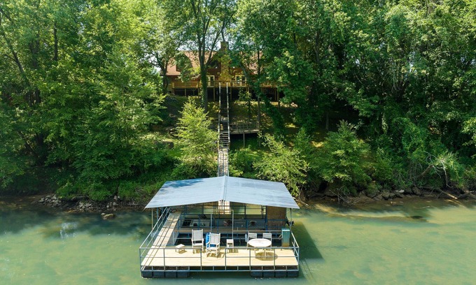 Pangburn House | 3 Bedroom 3 Bathroom Cabin on Little Red River w/Private Dock!