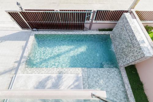 Watthana Nakhon Apartment | 3-bedroom, 3-bathroom townhouse, community with swimming pool, gym, walking street for 20 minutes by car