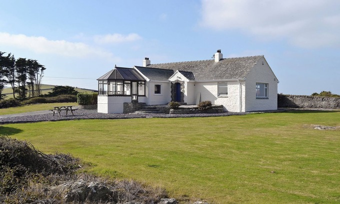 Cylch-Y-Garn Cottage | 3 bedroom accommodation in Cemlyn near Amlwch