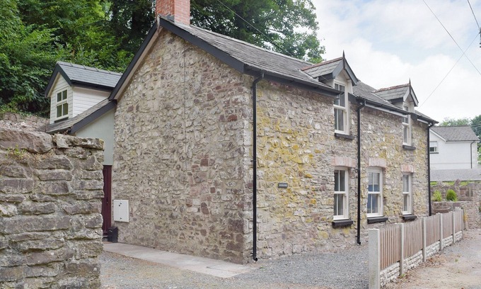 Laugharne Cottage | 3 bedroom accommodation in Laugharne, near Pendine