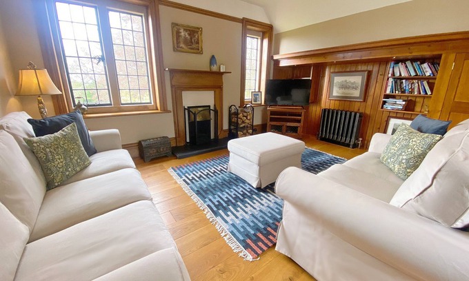 Warwick Apartment | 3 Bedroom Apartment Sleeps 6 in Large Country Manor House