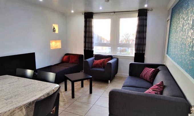 Renfrew Apartment | 3 bedroom apt. Virgin internet 100 Mbps, Virgin Tv, Netflix and free parking