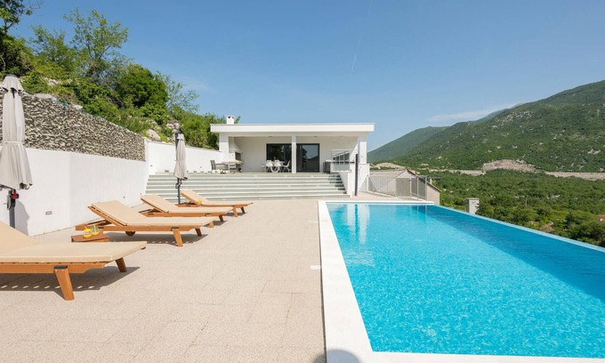 Rastovac House | 3 bedroom awesome home in Zagvozd