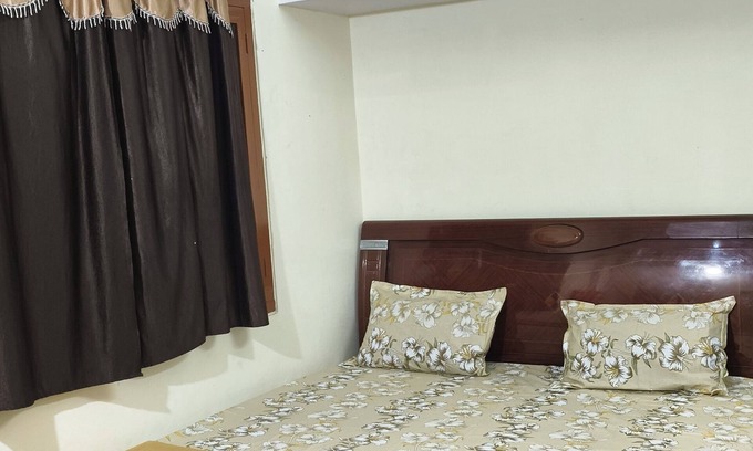 Toli Chowki House | 3-bedroom building in charming Hyderabad with AC family and friendly