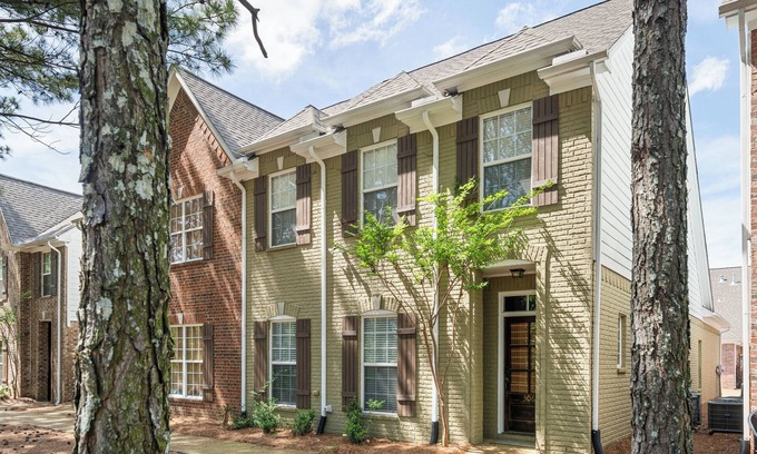 Oxford House | 3 Bedroom + Bunkroom Near the Square and Campus!