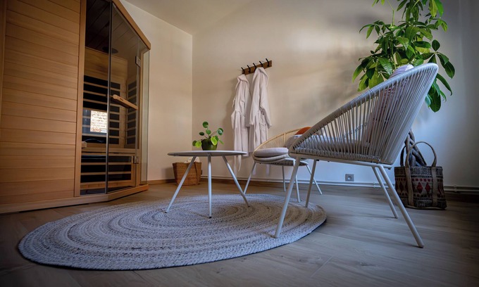Ieper House | 3-bedroom charming house in the centre of Ieper with Sauna, Poolbiljart, AC.