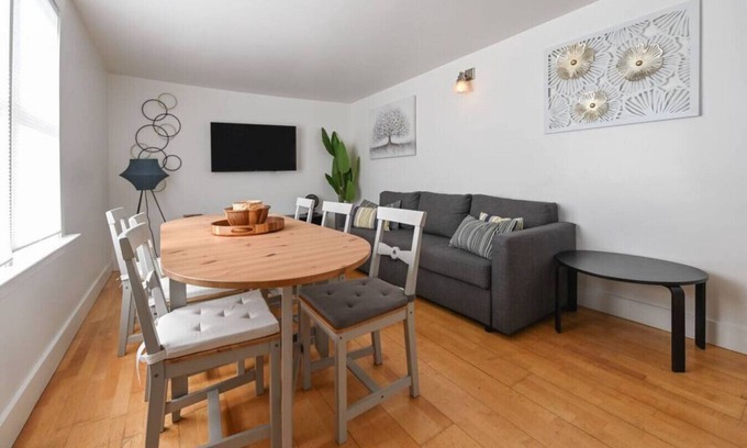 Poets Corner Apartment | 3 bedroom flat in Berkeley's Poet's Corner