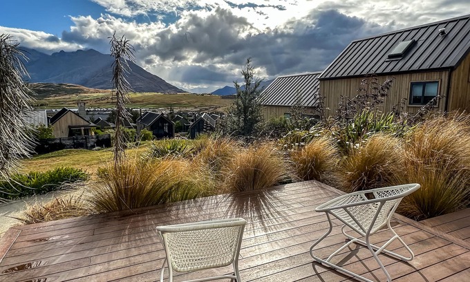 Kawarau Falls House | 3 Bedroom home with spa in Jacks Point
