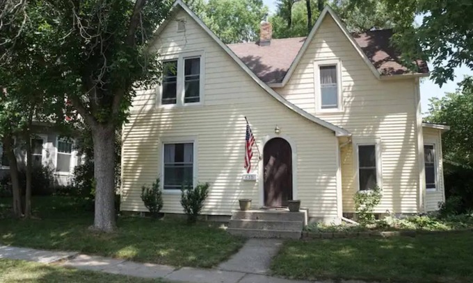 Ames House | 3 bedroom house in heart of Amesn