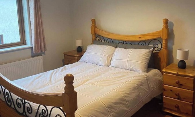 Dromahair House | 3 Bedroom House-Sleeps 5-Garden-Parking-Dromahaire