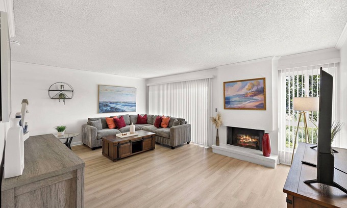 Downtown House | 3-bedroom townhome in enjoyable Newport Beach,10 minutes to pier