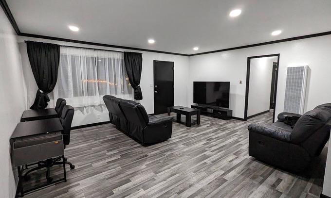 Mount Wilson House | 3 bedroom with 4 beds, 2 bathroom. Central to Los Angeles Metro Area, 7123