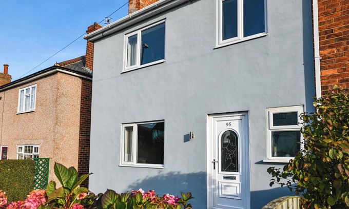 Chesterfield House | 3 Bedroom with 6 x beds - Great location with free parking