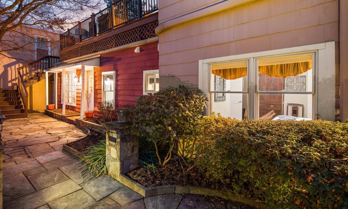 Capitol Hill Apartment | 3 blocks to Capitol - Great Neighborhood- Gorgeous